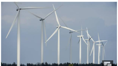 Miljøminister anbefaler kommuner at godkende vindmølleprojekter – selv om de ifølge jurister er ulovlige